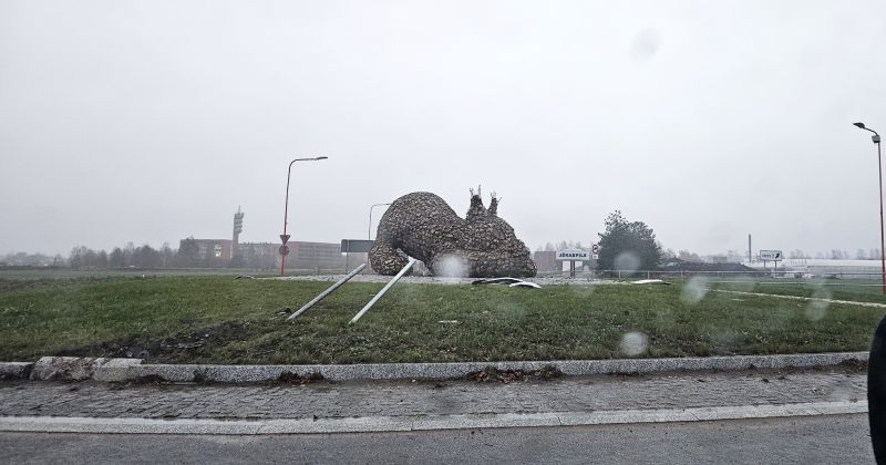  Jēkabpilī iereibis šoferis negadījumā sabojā “Lūša apli”