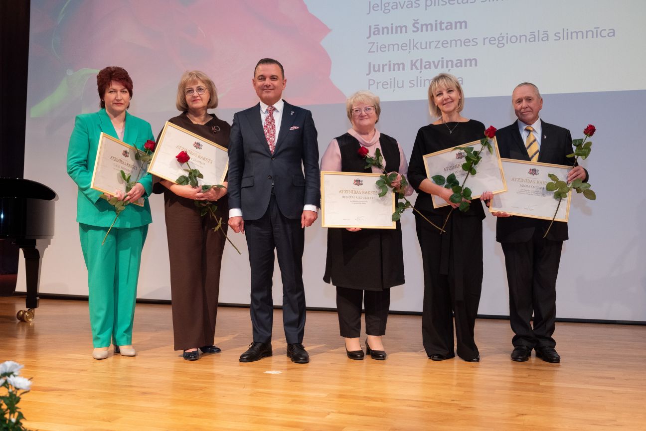 Trīs Jēkabpils ārsti saņem Veselības ministrijas Atzinības rakstu