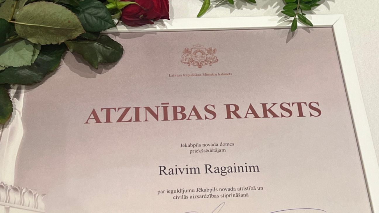 Raivis Ragainis saņem Ministru kabineta Atzinības rakstu