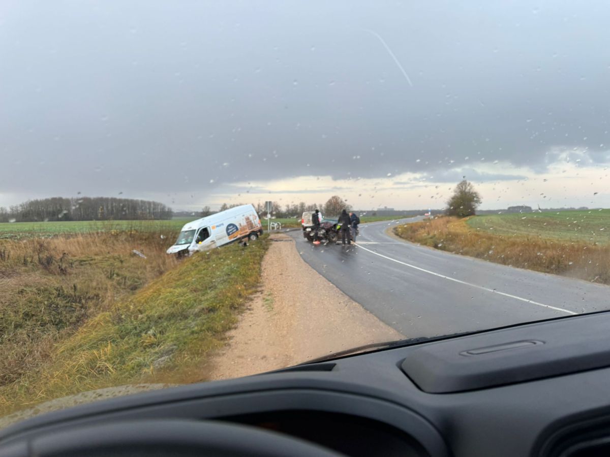 Variešu pagastā vieglā auto saduras ar “Latvijas Pasta” busiņu