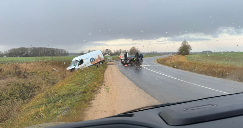 Variešu pagastā vieglā auto saduras ar “Latvijas Pasta” busiņu