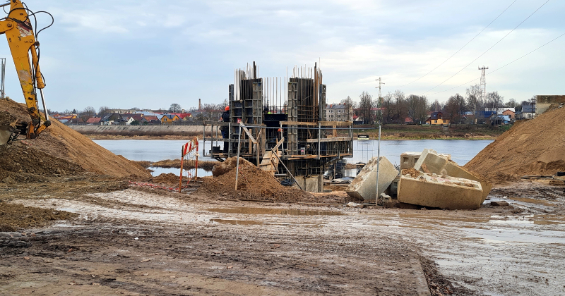 Solīts makā nekrīt – Daugavas aizsargdambī joprojām caurums