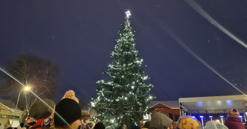 Pirmajā Adventē Jēkabpils novadā iemirdzēsies svētku eglītes (AFIŠA)