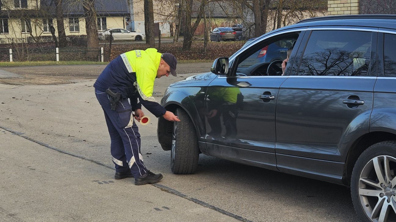 Jēkabpilī šoferi nesteidzas uzlikt ziemas riepas