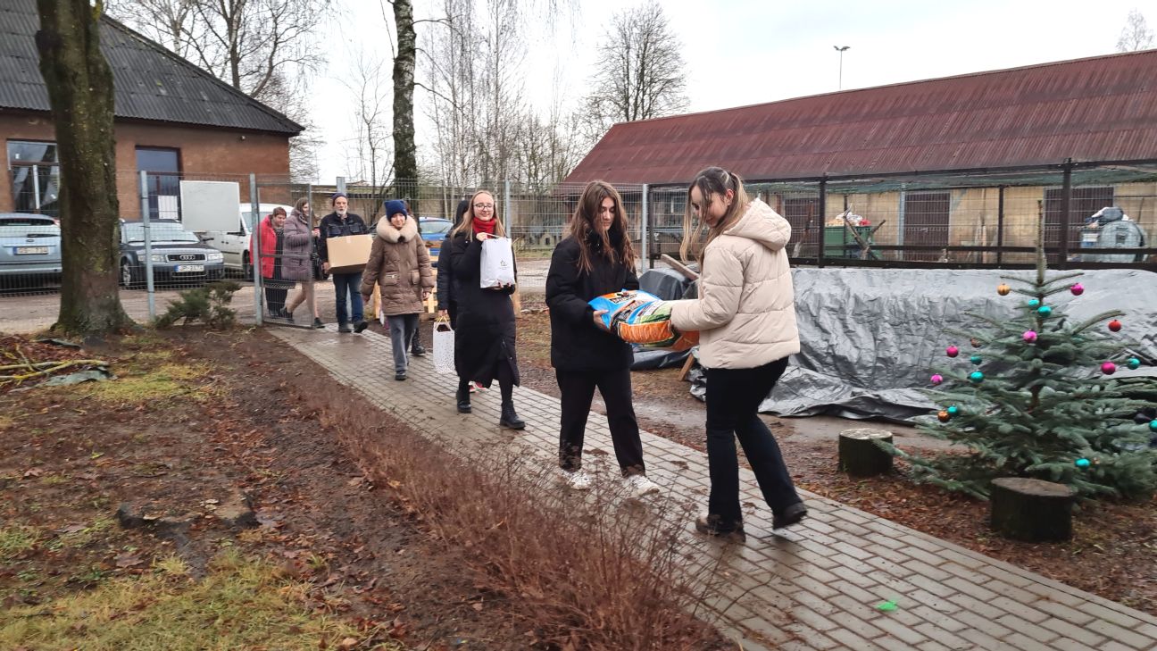 Jēkabpils Tehnoloģiju tehnikums ziedo dzīvnieku patversmei