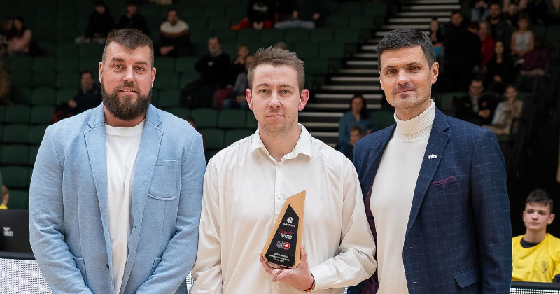 Artūrs Elksnītis saņem Reģionālās basketbola līgas labākā trenera balvu