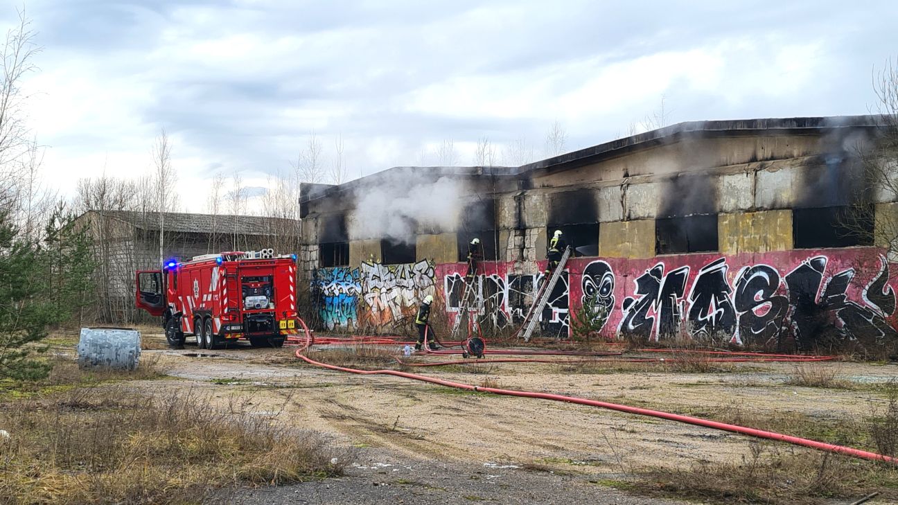 Bijušās Līvānu stikla fabrikas teritorijā deg angārs