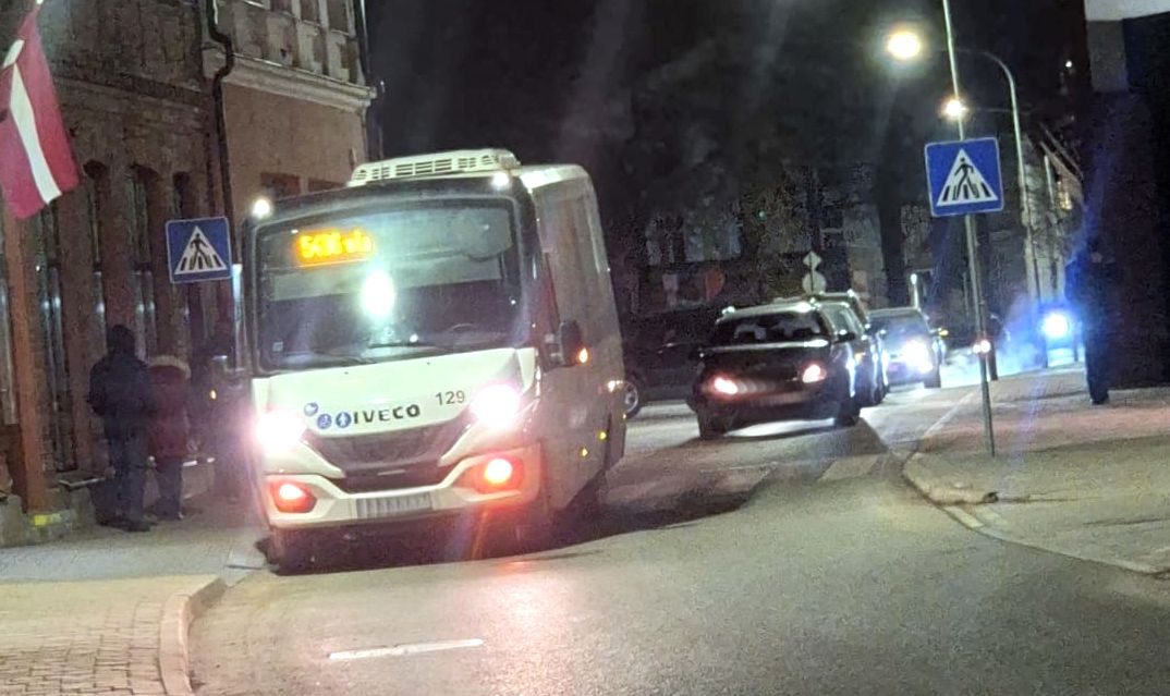 Jēkabpilī auto ietriecas pasažieru autobusā